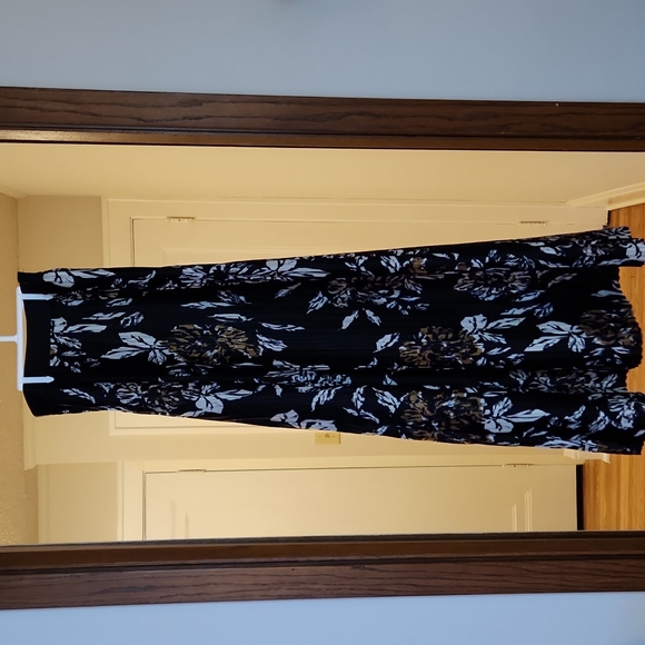 Beautiful patterned skirt - Picture 2 of 5